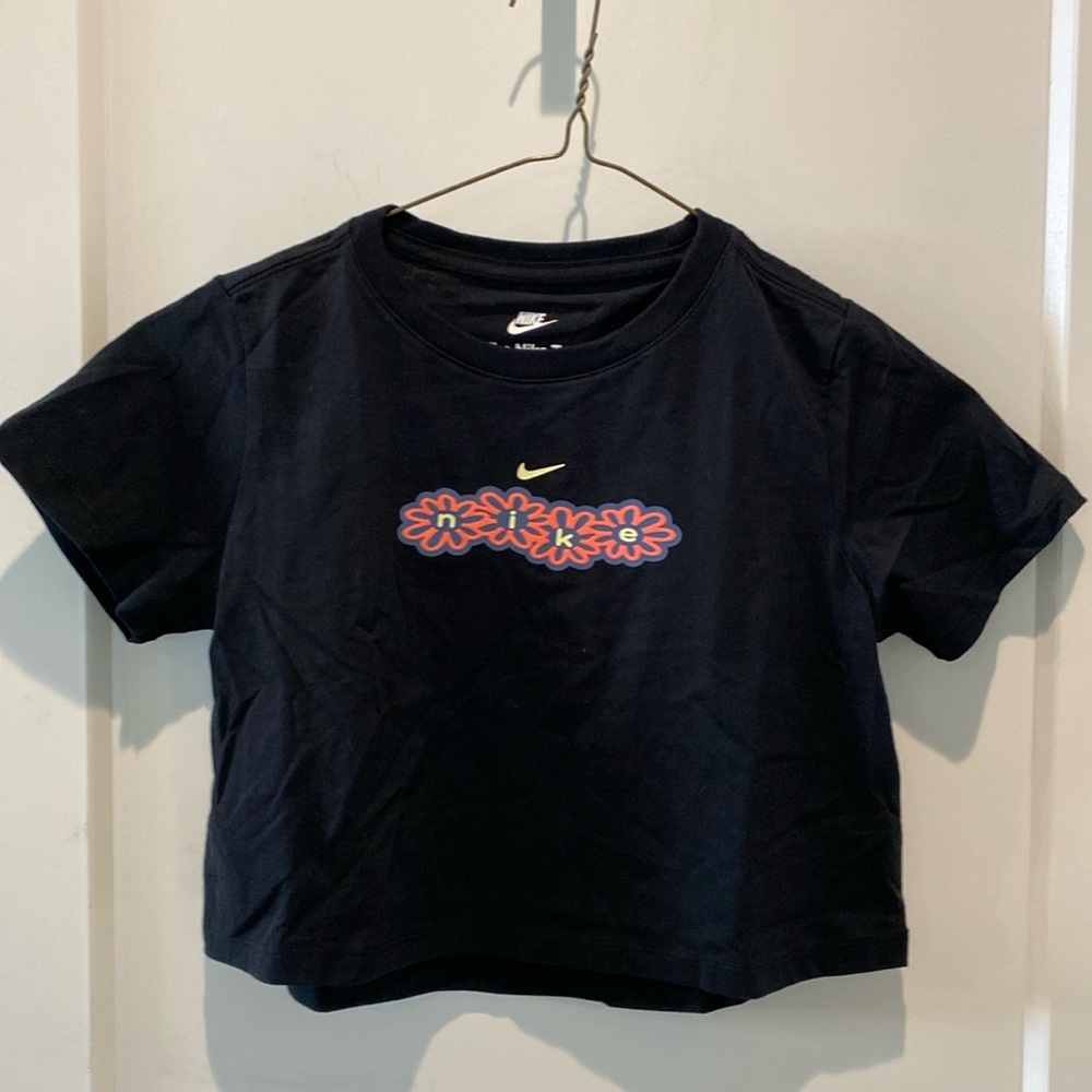 The Nike Tee.  Kids Small.  Nike design across‎ front.